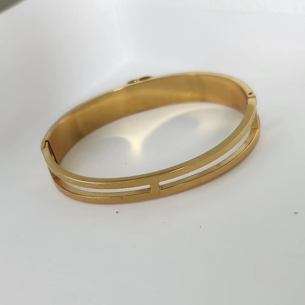 Gucci Gold Logo Bracelet - Picture 3 of 4